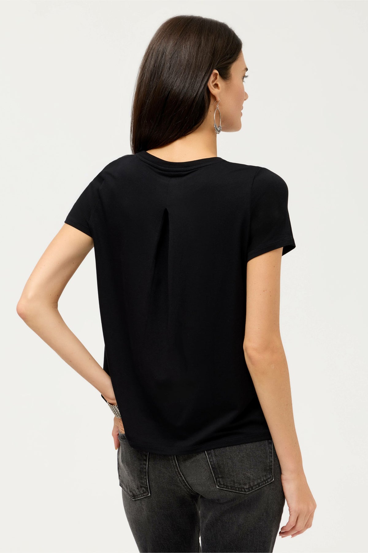 ESSENTIALS SHORT SLEEVE PLEAT BACK CREW NECK