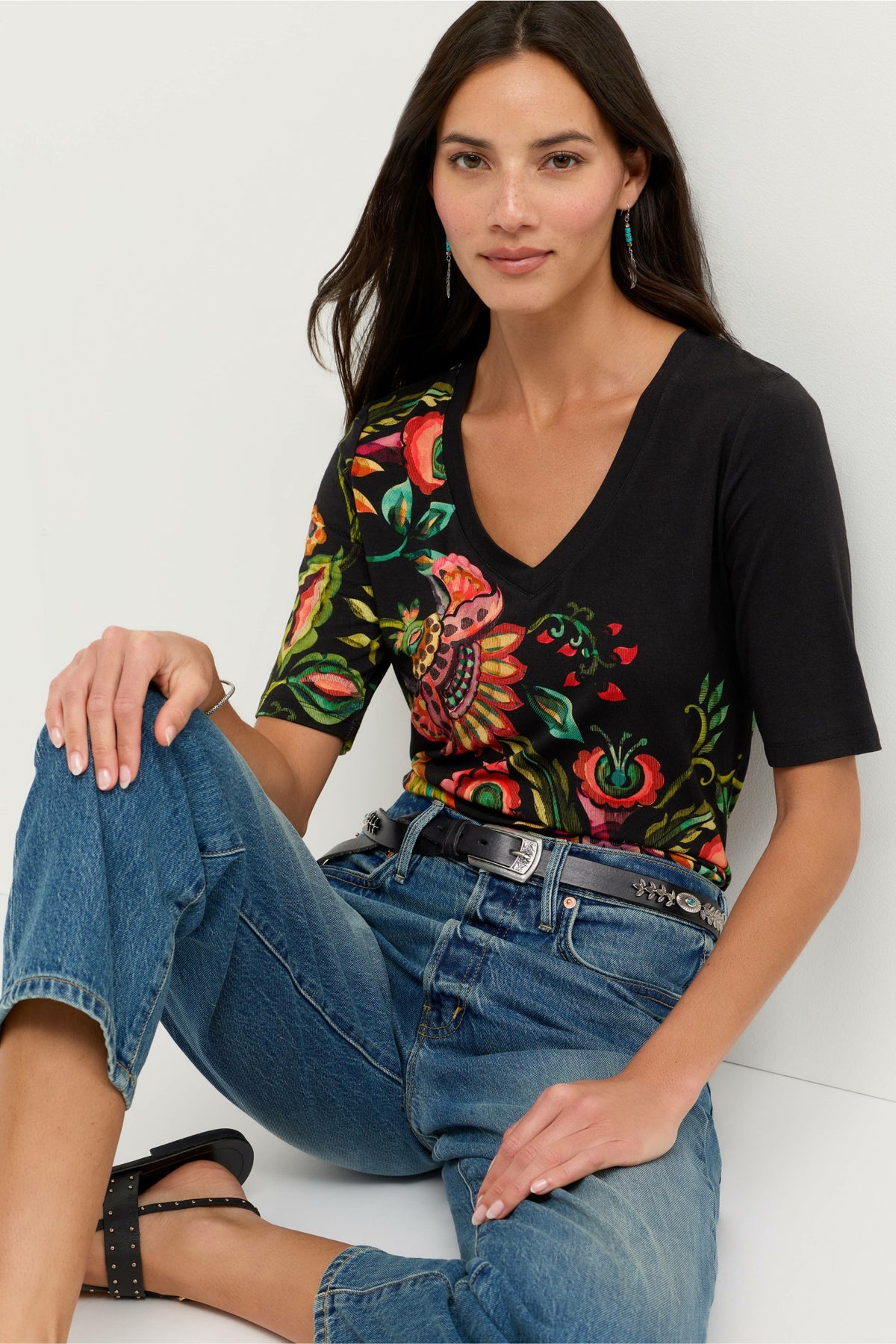 THE JANIE FAVORITE FITTED V-NECK ELBOW SLEEVE TEE