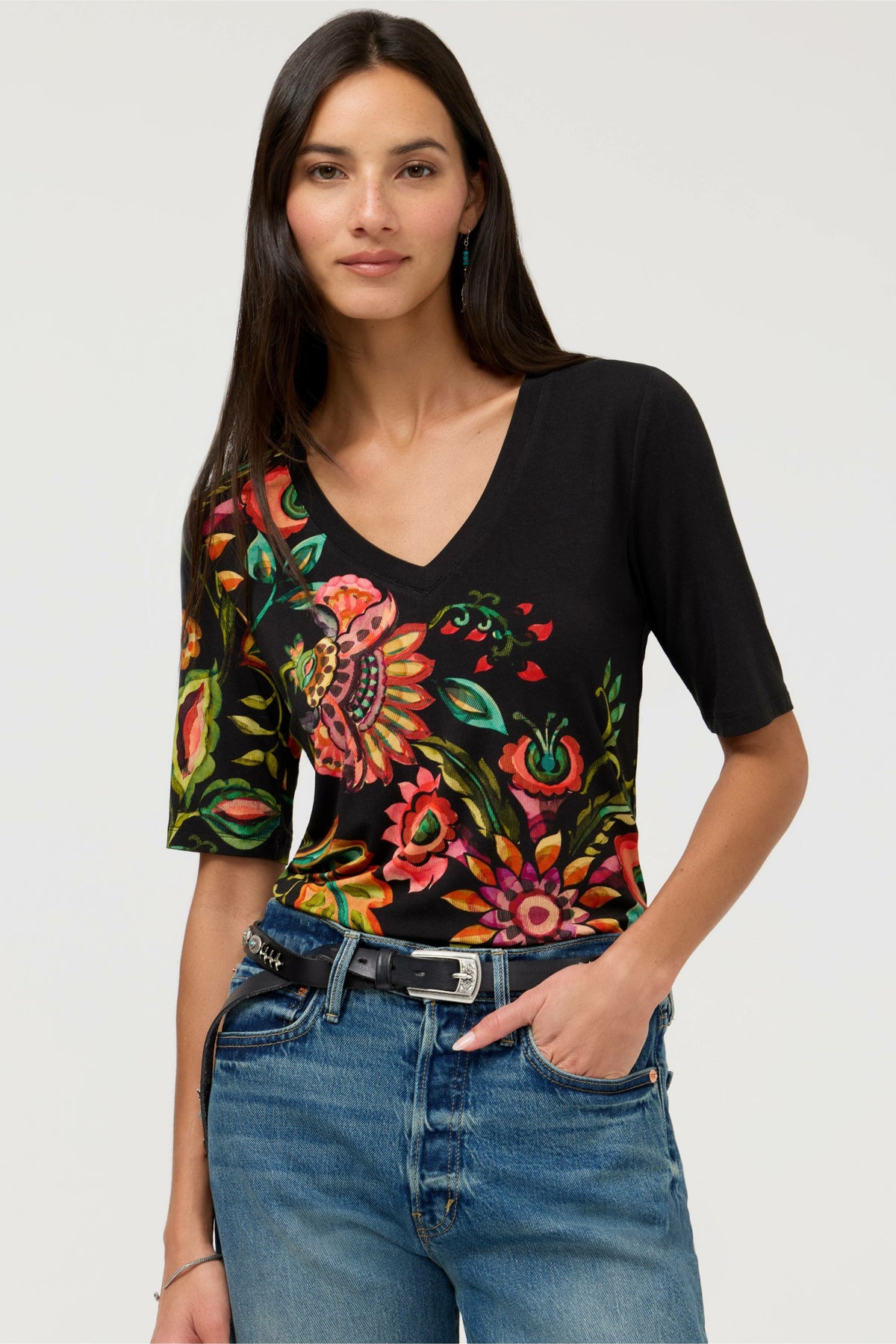 THE JANIE FAVORITE FITTED V-NECK ELBOW SLEEVE TEE