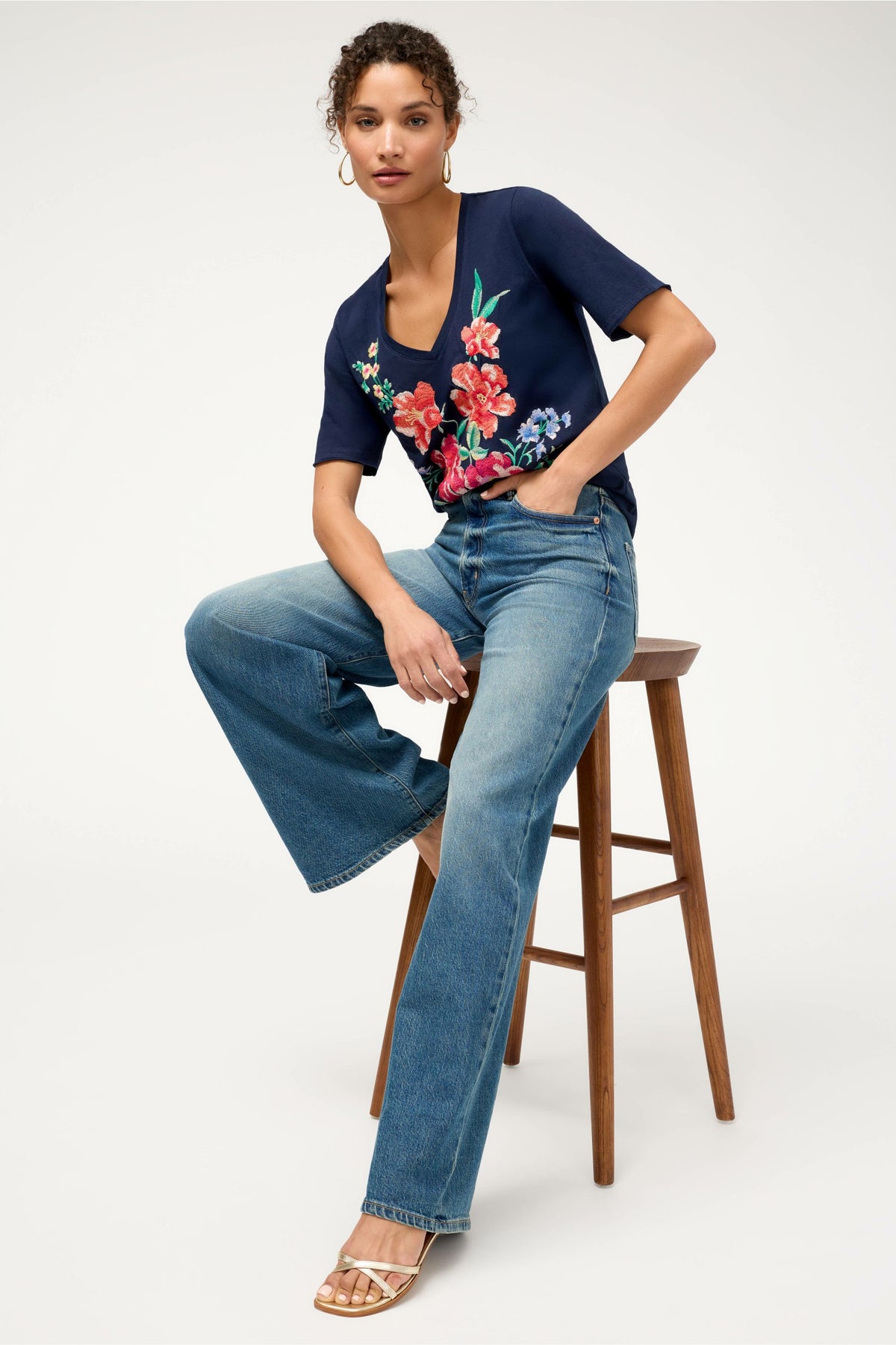 CELIORA RAW HEM V-NECK TEE